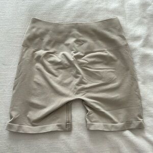 Amplify Short 4.5 | Alphalete | Linen | Medium